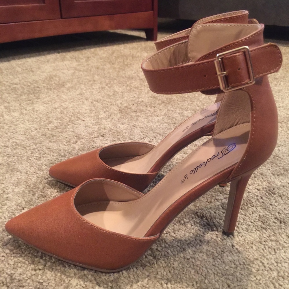 { NWOT } Breckelle’s Thick Ankle Strapped Heels